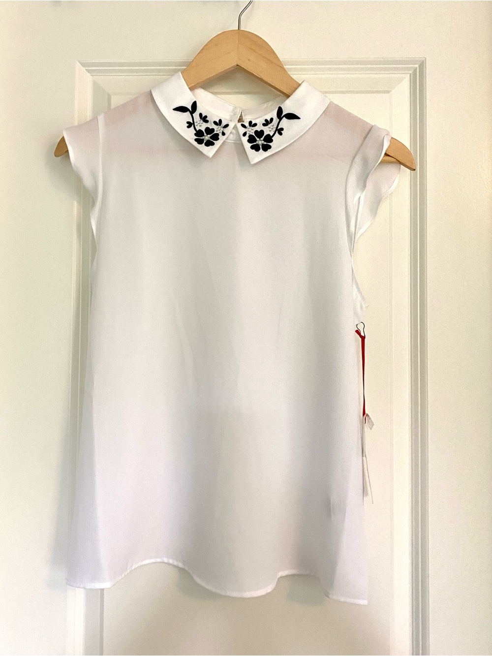 Elle White Sleeveless Button-Back Blouse with Black Floral Collar